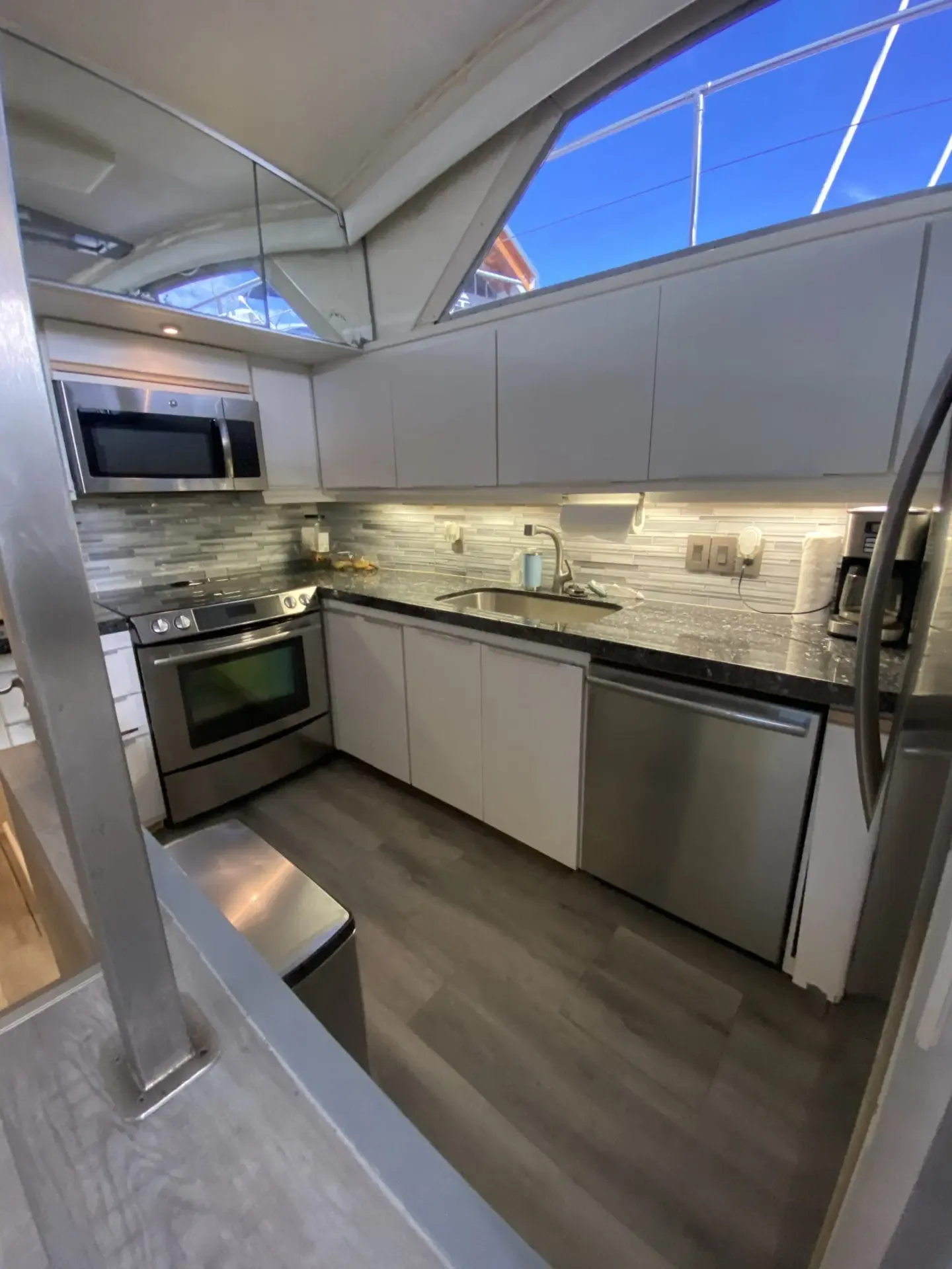 75’ Champagne Yacht — photo 6