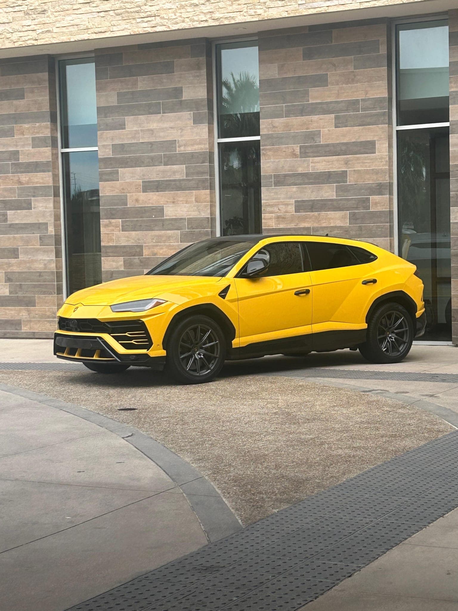 Lamborghini Urus (Yellow)